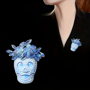 Spilla teschio blu e bianca con decoro floreale, accessorio spilla abbigliamento gotico di Halloween.