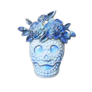 Spilla teschio blu con corona di fiori, raffinato gioiello in smalto per festa di Halloween.