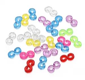Vue détaillée des clips S en plastique coloré pour fabrication de bijoux bracelets DIY.