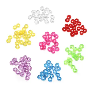 Vue de détail rapprochée de clips en S en plastique coloré pour bracelets élastiques DIY.