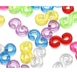 Détail de pinces en S en plastique translucide coloré pour accessoires de bracelets.