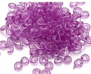 Vue detaillee de clips S en plastique transparent violet, connecteurs bracelets DIY.