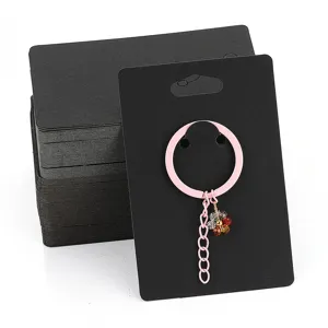 Schwarze 6x9cm Schmuckdisplay Karten mit rosa Schlüsselanhänger und Kristallperlen.