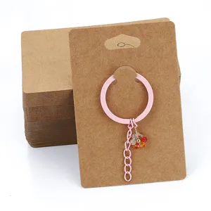 Kraftpapier Schlüsselanhänger Display Karten Set mit rosa Ring und Perlen für Schmuck.
