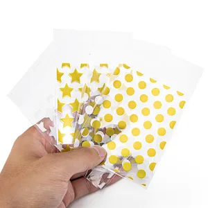 Sachets en plastique transparent autocollants avec étoiles et pois dorés pour cadeaux.