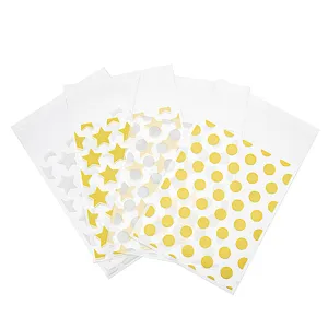 Sachets d'emballage transparents adhésifs en plastique avec étoiles et pois dorés.