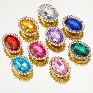 Vue détaillée de strass en verre ovale coloré avec base dorée pour accessoires de cheveux DIY.