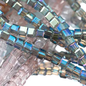 Detailansicht von AB beschichteten quadratischen Kristallglasperlen, lose Würfelperlen für DIY-Schmuck.