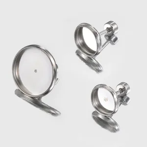 Détail de plateaux de clous d'oreilles ronds en acier inoxydable avec tiges et poussoirs.