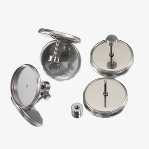 Vue detaillee de plateau de boucles d'oreilles en acier inoxydable pour bijoux DIY.