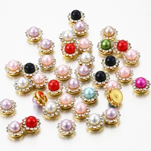 Gros plan détail de boutons perles imitation strass tournesol doré pour projets de loisirs.