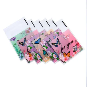 Bolsas autoadhesivas transparentes con diseños de mariposas y flores para regalos.