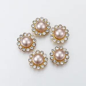 Gros plan de boutons en strass perle tournesol doré pour loisirs créatifs et accessoires.