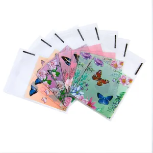 Vista detallada de bolsitas adhesivas transparentes surtidas con diseños de mariposas para joyas.
