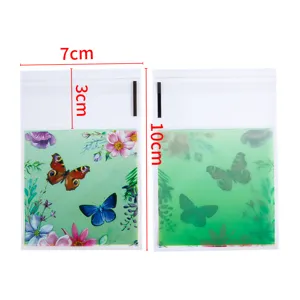 Vista detallada de bolsas de plástico transparentes adhesivas con mariposas, ideales para regalos.