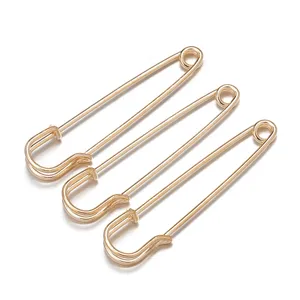 Detailansicht goldener Sicherheitsnadeln mit Öse für kreatives Basteln und sichere Fixierung.