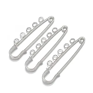 Nahaufnahme von silberfarbenen Metall-Sicherheitsnadeln mit Schlaufen für DIY-Schmuck.