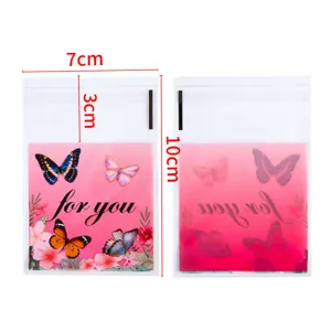 Detalle de la bolsa adhesiva transparente con diseño de mariposa y medidas detalladas.
