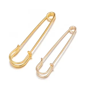 Goldene Sicherheitsnadel Detailansicht, Metall Bastelzubehör für DIY Mode und Kleidung.