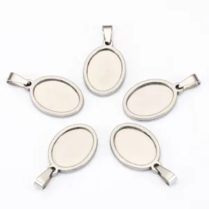 Roestvrijstalen ovale hanger tray blanco zetting, close-up van DIY sieraden accessoire.
