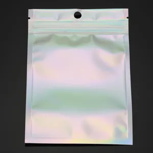Détail de sac d'emballage zippé holographique, finition laser brillante, trou de suspension.