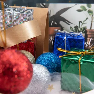 Vista detallada de coloridas cajas de regalo navideñas y esferas brillantes para el árbol.