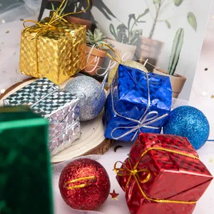 Detalles de adornos colgantes de árbol de Navidad con cajas de regalo láser y bolas brillantes.
