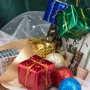 Set de mini cajas de regalo navideñas y bolas brillantes, detalles de decoración