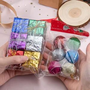 Set de adornos colgantes para arbol de Navidad, cajas de regalo laser y bolas con purpurina.