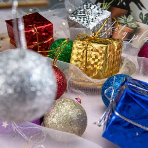 Vista detallada de cajas de regalo láser coloridas y bolas brillantes de Navidad.