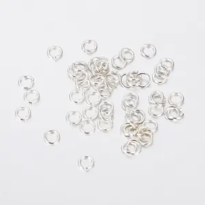 Detalle de anillas de salto de plata, accesorios esenciales para joyería DIY de bricolaje.