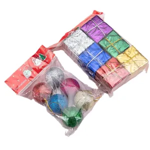 Set de colgantes para árbol de navidad cajas de regalo láser y bolas de colores para fiesta.