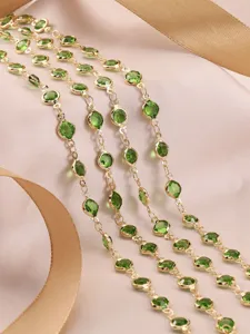 Dettaglio catena con castoni di cristallo verde per gioielli fai da te, metallo dorato.
