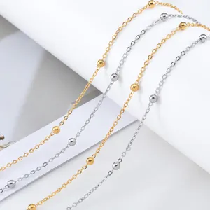 Gedetailleerde close-up van roestvrijstalen kraalkettingen, goud en zilver voor sieraden.