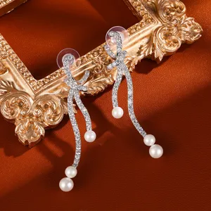 Prachtige strik orenringen met sprankelende zirkonia en elegante parels voor vrouwen.