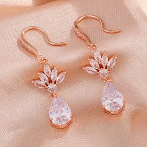 Elegante rosé gouden zirkonia hangende oorbellen met schitterende kristallen voor dames.