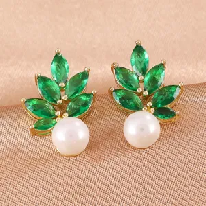 Vintage vergulde oorknopjes in bladvorm met groene zirkonia stenen en parel versiering.