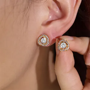 Gedetailleerde close-up van delicate bloemvormige diamanten oorknopjes, schitterend ontwerp voor dagelijks.