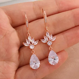 Elegante roségouden oorbellen met sprankelende zirkonia stenen in druppelvorm voor dames sieraden.