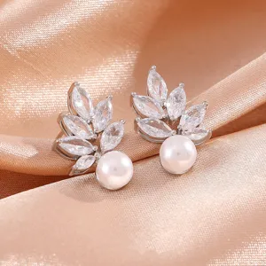 Gedetailleerd overzicht van parel zirkonia oorknopjes, elegant bladvormig sieraden ontwerp.