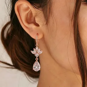 Prachtige rosé gouden oorbellen met fonkelende zirkonia stenen voor elegante dames.