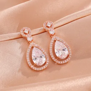 Elegante rosegouden druppelvormige zirkonia oorbellen met een sprankelend ontwerp.