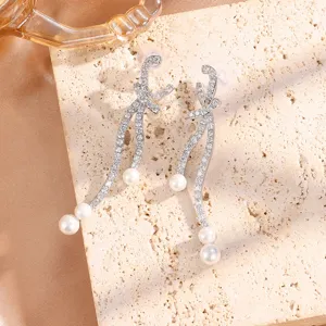 Elegante strik oorbellen met sprankelende zirkonia en parels voor stijlvolle vrouwen.