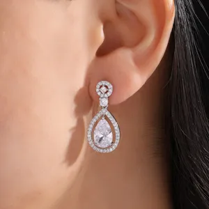 Prachtige perenvormige zirkonia oorbellen met schitterende pave halo voor bruiloften.