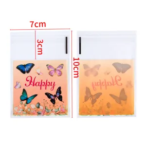 Bolsa de embalaje transparente autoadhesiva con hermosos detalles de mariposas.