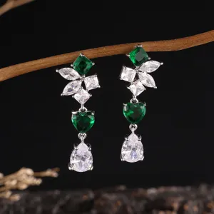 Prachtige lange oorbellen met smaragdgroene en witte zirkonia, gedetailleerd bloemenontwerp.
