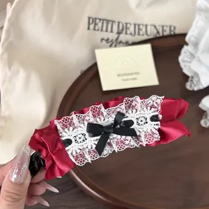 Detalle de pinza de pelo Lolita lazo rojo, accesorio de cabello con encaje dulce.