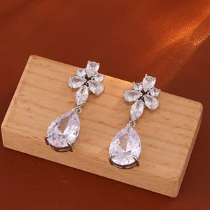 Glanzende zirkonia oorbellen met peervormige stenen elegante gedetailleerde weergave.