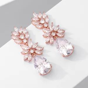 Prachtige roségoudkleurige oorbellen met fonkelende zirkoniastenen in bloemdesign.