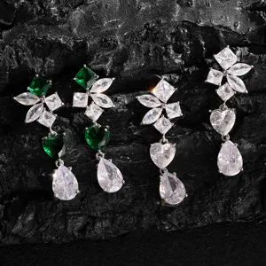 Close-up van elegante smaragd en zirkoon oorbellen met stralend glinsterend bloemdesign.